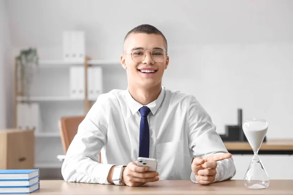 Νεαρός Επιχειρηματίας Κινητό Τηλέφωνο Που Δείχνει Την Κλεψύδρα Στο Γραφείο — Φωτογραφία Αρχείου