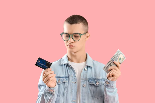 Jovem Atencioso Com Cartão Crédito Notas Dólar Sobre Fundo Rosa — Fotografia de Stock