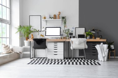 Modern ofis, işyerleri ve ev bitkileri.