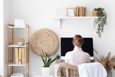 İş yerinde oturan genç bir kadın, arka plan.