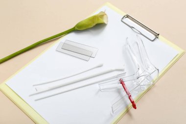 Pap smear test araçları ve ışık arkaplan üzerinde pano ile jinekolojik spekulum