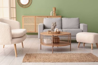 Oturma odasının içinde kanepeler ve ahşap kahve masası var.