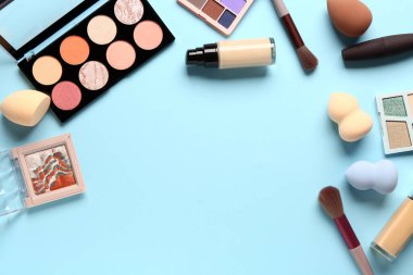 Renk arkaplanında kozmetik ürünleri ve makyaj aksesuarlarıyla kompozisyon