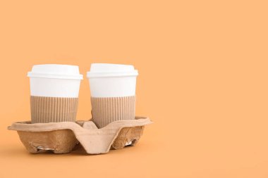 Bej arka planda tutacağı olan paket kağıdı bardakları