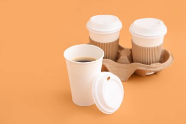 Lezzetli kahve bardakları ve bej arka planda tutacağı.