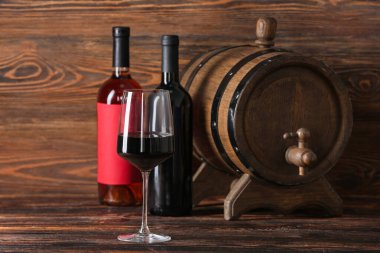 Ahşap zemin üzerinde nefis bir kadeh kırmızı şarap.