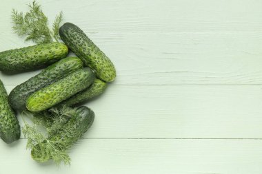 Yeşil ahşap kaplama dereotlu taze salatalık yığını.