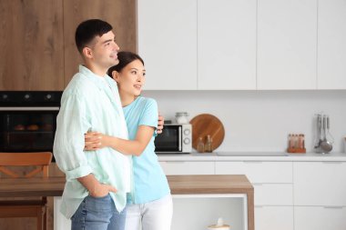 mutlu genç bir çift mutfakta sarılma