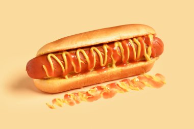 Hardallı lezzetli sosisli ve sarı arka planda ketçap.