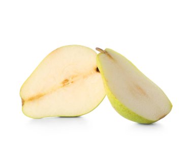 Beyaz arka planda izole edilmiş olgun armut parçaları