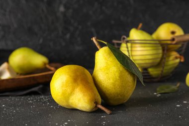 Siyah zemin üzerinde olgun armutlar