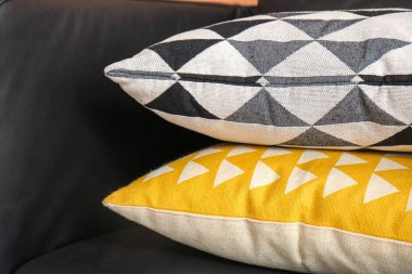 Yastıklı siyah deri koltuk, yakın plan.