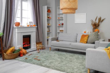 Balkabakları, kanepeleri ve şöminesi olan bir oturma odası.