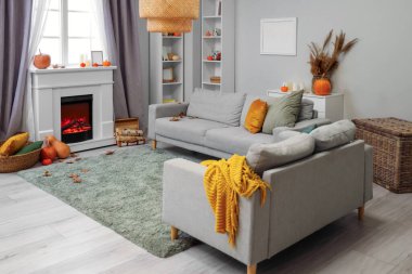 Balkabakları, kanepeleri ve şöminesi olan bir oturma odası.