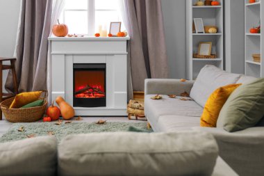 Balkabakları, kanepeleri ve şöminesi olan bir oturma odası.