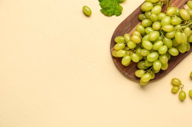 Renk arkaplanında taze beyaz üzümlü tahta