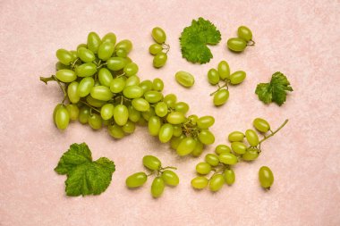 Renkli arkaplanda beyaz olgun üzümler