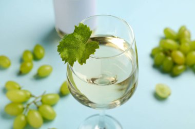 bardak beyaz şarap, yakın