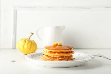 Ballı lezzetli balkabaklı gözleme tabağı ve beyaz arka planda tereyağı.