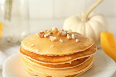 Beyaz fayanslı balkabaklı gözleme tabağı.