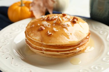 Fındıklı lezzetli balkabaklı gözleme tabağı ve beyaz arka planda bal, yakın plan.