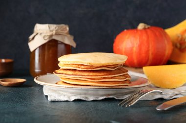 Koyu arkaplanda lezzetli balkabaklı gözleme tabağı