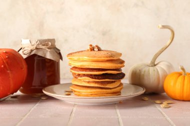 Kakao tozu, fındık ve çekirdekli lezzetli balkabaklı krep tabağı.