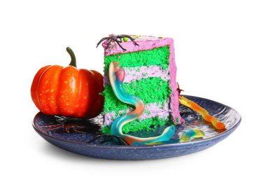 Beyaz arka planda kabak ve şeker böcekleri olan lezzetli bir Cadılar Bayramı pastası.