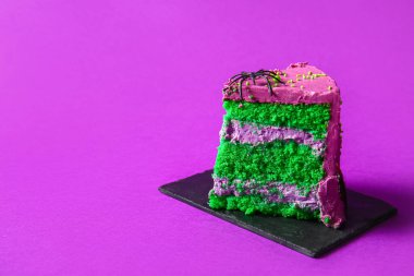 Mor arka planda örümcekli lezzetli bir Cadılar Bayramı pastası. Yakın plan.