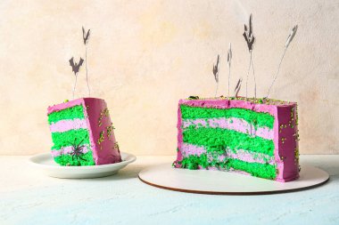 Açık mavi masada yarasalı lezzetli Cadılar Bayramı pastası