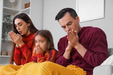 Evde ısıtma sorunu yaşayan bir aile var.