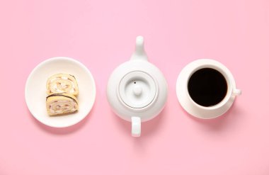 Tatlı süngerli kek rulosu, çaydanlık ve fincanda pembe arka planda kahve.