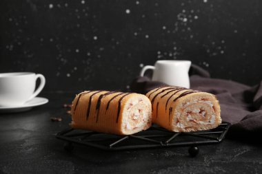 Siyah zemin üzerinde tatlı sünger kek ruloları ile şebeke