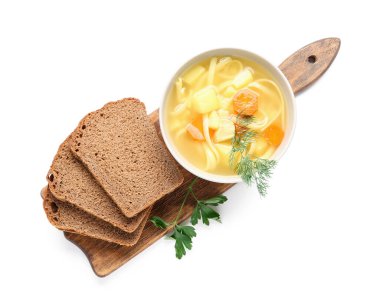 Beyaz arka planda bir kase lezzetli tavuk çorbası ve ekmek.