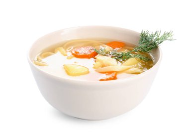 Beyaz arka planda bir kase lezzetli tavuk çorbası.