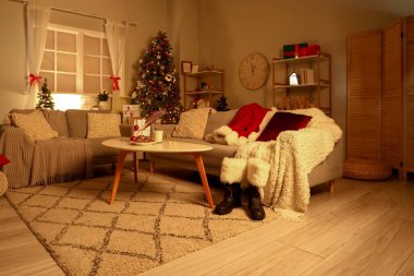 Geceleri masa başında kanepeler ve Noel kurabiyeleri olan oturma odasının içinde.