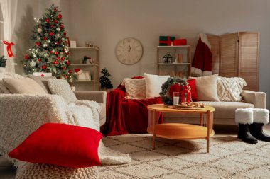 Geceleri masa başında kanepeler ve Noel kurabiyeleri olan oturma odasının içinde.