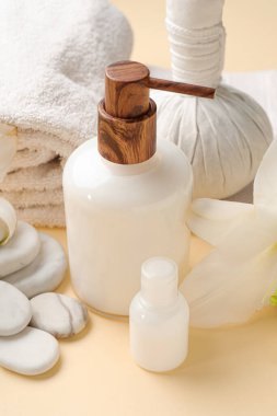 Renkli arka planda kozmetik ürünleri ve spa aksesuarları, yakın plan