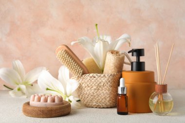 Farklı banyo malzemeleri ve güzel zambak çiçekleri olan kompozisyon.