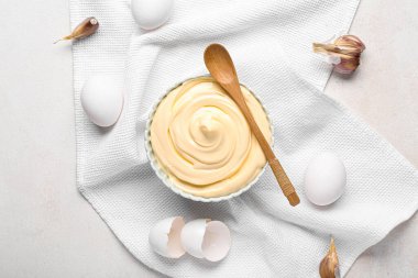 Beyaz arka planda bir kase taze mayonez