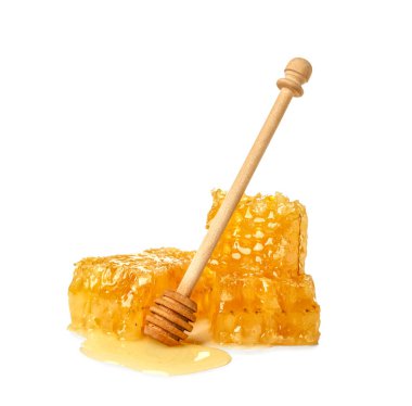 Beyaz arka planda tatlı bal petekleri ve dipper