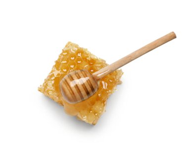 Beyaz arka planda tatlı bal peteği ve dipper