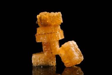 Siyah arka planda bir sürü tatlı bal peteği