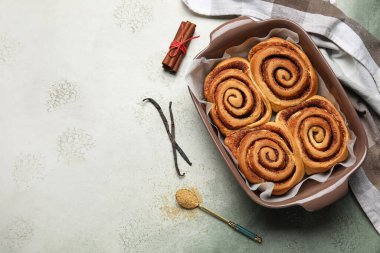 Beyaz arka planda lezzetli tarçınlı fırın yemeği.