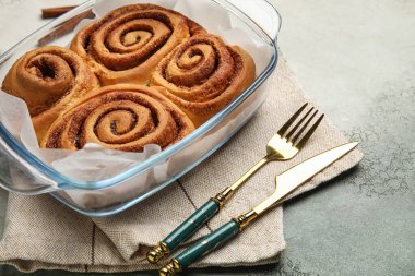 Grunge arka planında lezzetli tarçınlı fırın yemeği.