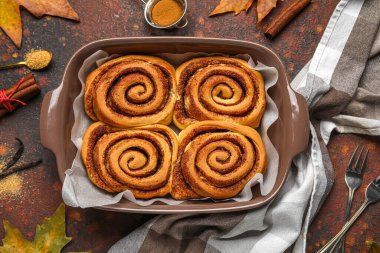 Kahverengi arka planda lezzetli tarçınlı börek pişirme
