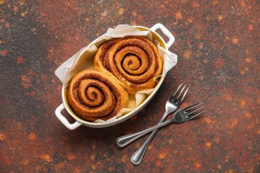 Kahverengi arka planda lezzetli tarçınlı börek pişirme