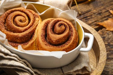 Ahşap zemin üzerinde lezzetli tarçınlı börekler pişirmek