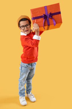 Sarı arka planda küçük Asyalı çocuk