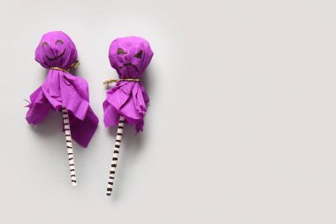 Gri arka planda Cadılar Bayramı partisi için tatlı lolipoplar.